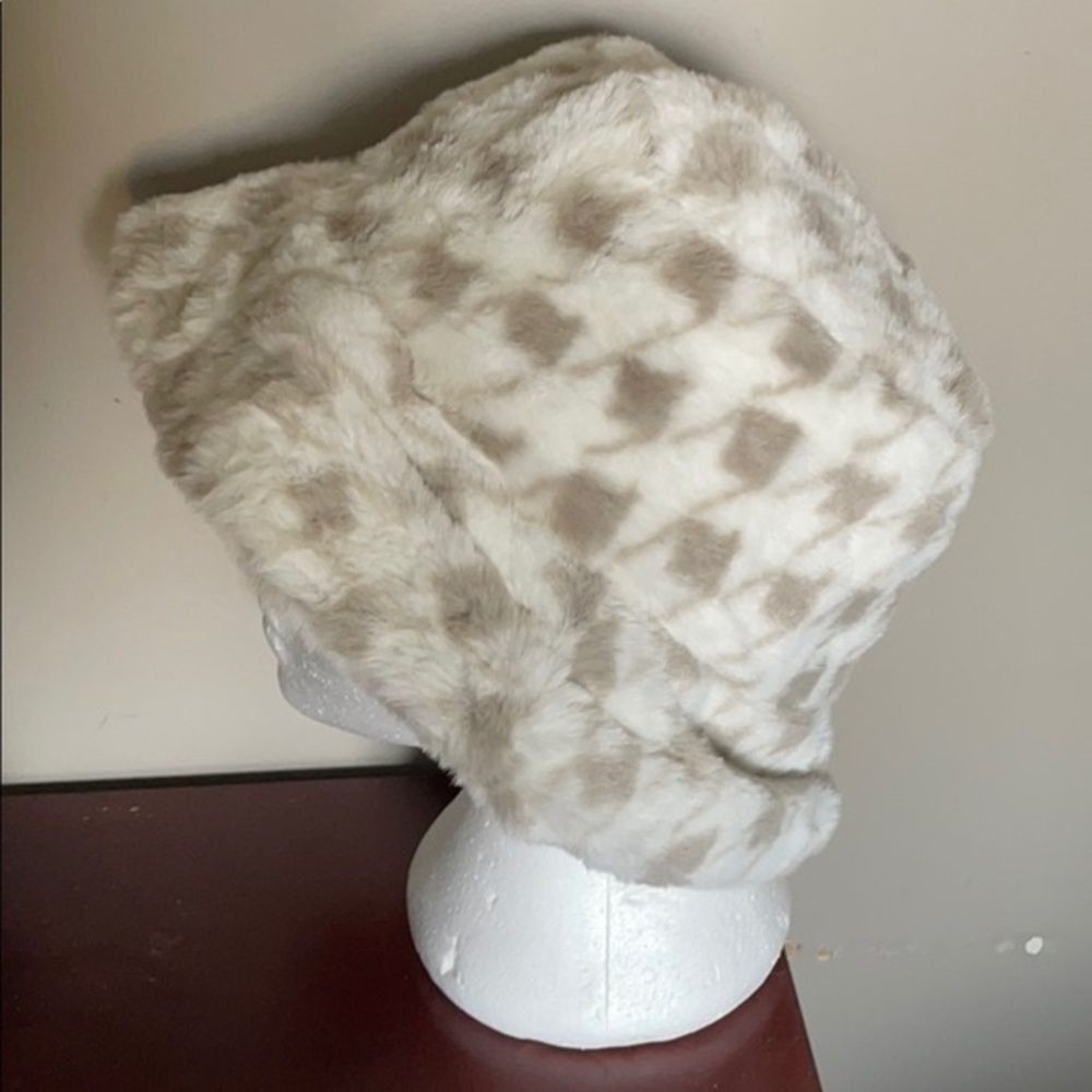 Faux fur bucket hat
